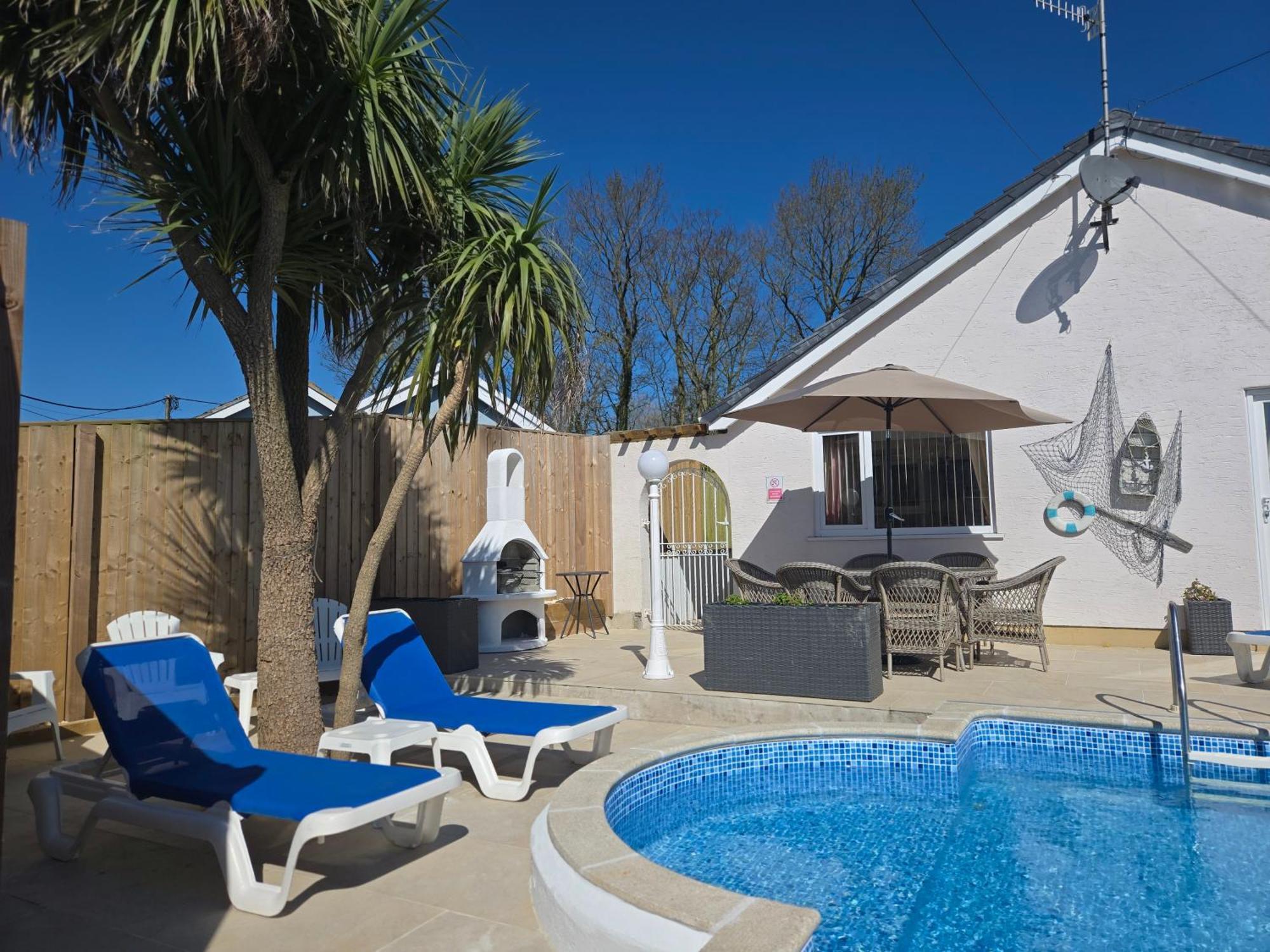 Family Bungalow With Private Pool Kilgetty Kültér fotó
